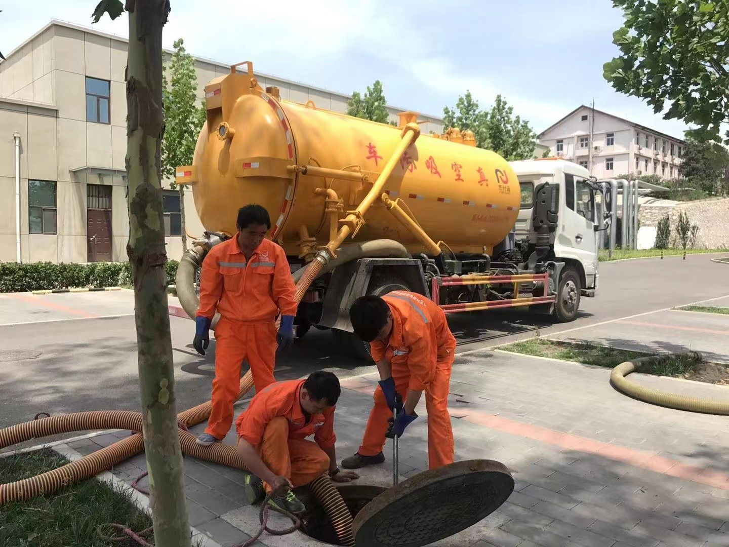 元谋管道疏通车停在窨井附近